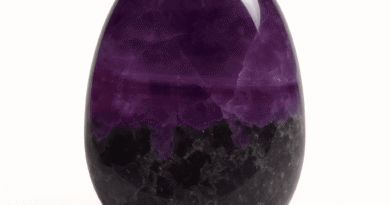 Antozonit Florit: Nadir Mor Tonlarıyla Öne Çıkan Taş