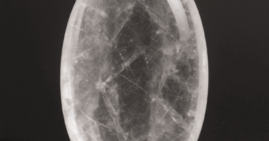 Berrak Kuvars: Saf Enerjisiyle Arınma, Netlik ve Şifa Taşı