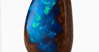 Boulder Opal: Kaya Dokusu ve Gökkuşağı Işıltısıyla Büyüleyen Taş