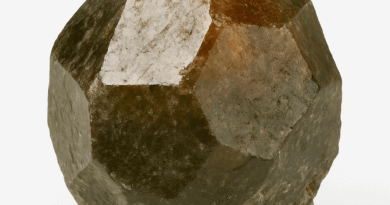 Grossular Garnet: Doğanın Şifa ve Denge Taşı