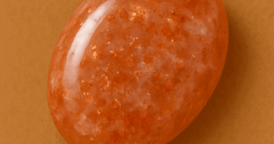 Güneştaşı (Sunstone) Kuvars: Enerji, Cesaret ve Işığın Güçlü Taşı