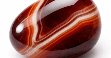 Koyu Kırmızı Sardoniks: Özellikleri, Enerjisi ve Doğal Taş Anlamı