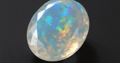 Kristal (Crystal Opal): Işıltılı Şeffaflığıyla Sezgi, Şifa ve Enerji Taşı