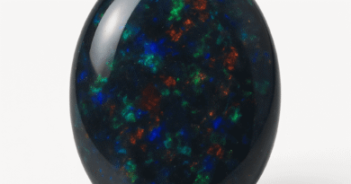 Kristal Siyah Opal: Renk Oyunlarıyla Büyüleyen Taş