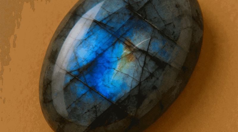 Labradorit Kuvars: Dönüşüm ve Sezgi Taşı