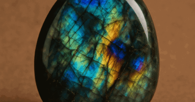 Madagaskar Labradoriti: Parlak Renkleriyle Güçlü Dönüşüm Taşı