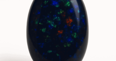 Siyah Opal: Gizemli Işıltısıyla Koruma, Sezgi ve Dönüşüm Taşı