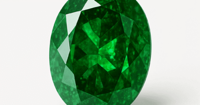 Uvarovite Lal Taşı (Garnet): Zümrüt Yeşili Şifa ve Denge Taşı