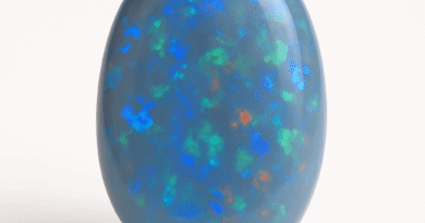 Yarı Siyah Opal: Koyu Zeminde Parlayan Büyüleyici Renk Oyunları