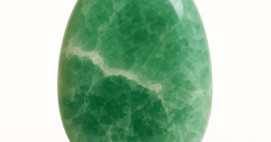 Yeşim Benzeri Florit: Yumuşak Yeşil Tonlarıyla Büyüleyen Taş