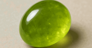 Peridot: Pozitif Enerji ve Bereket Getiren Zümrüt Yeşili Taş