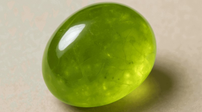 Peridot: Pozitif Enerji ve Bereket Getiren Zümrüt Yeşili Taş