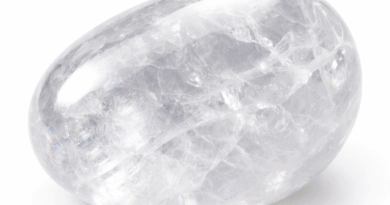 Şeffaf Antozonit: Özellikleri, Kristal Yapısı ve Doğal Taş Anlamı