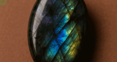 Labradorit: Aurora Işığını İçinde Taşıyan Dönüşüm ve Koruma Taşı