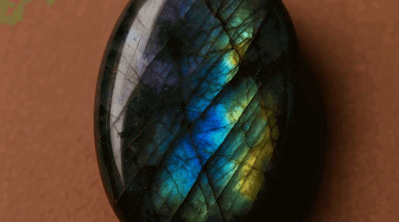 Labradorit: Aurora Işığını İçinde Taşıyan Dönüşüm ve Koruma Taşı